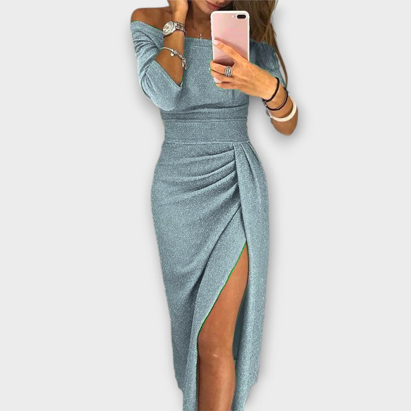 Rochie elegantă cu umerii la vedere