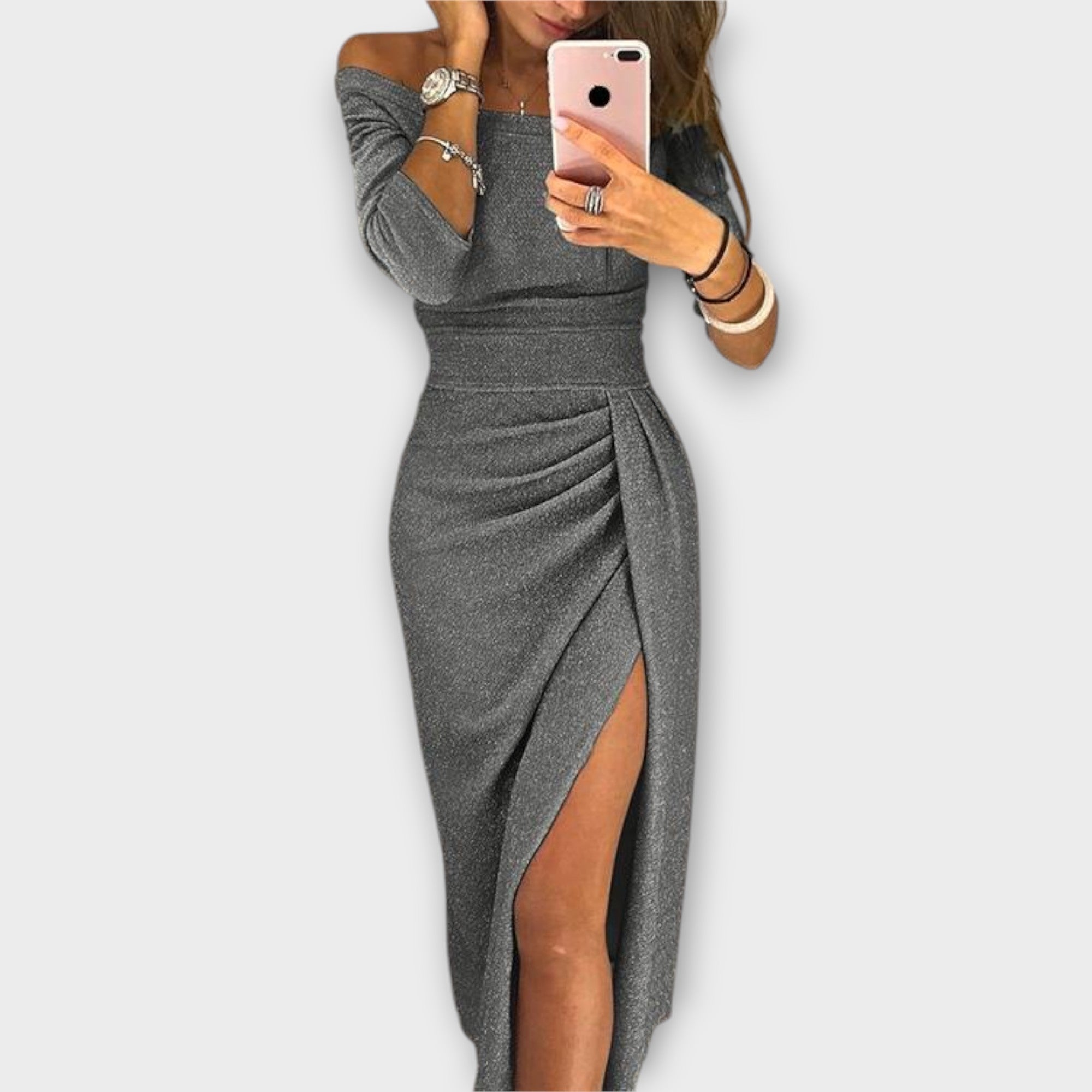 Rochie elegantă cu umerii la vedere