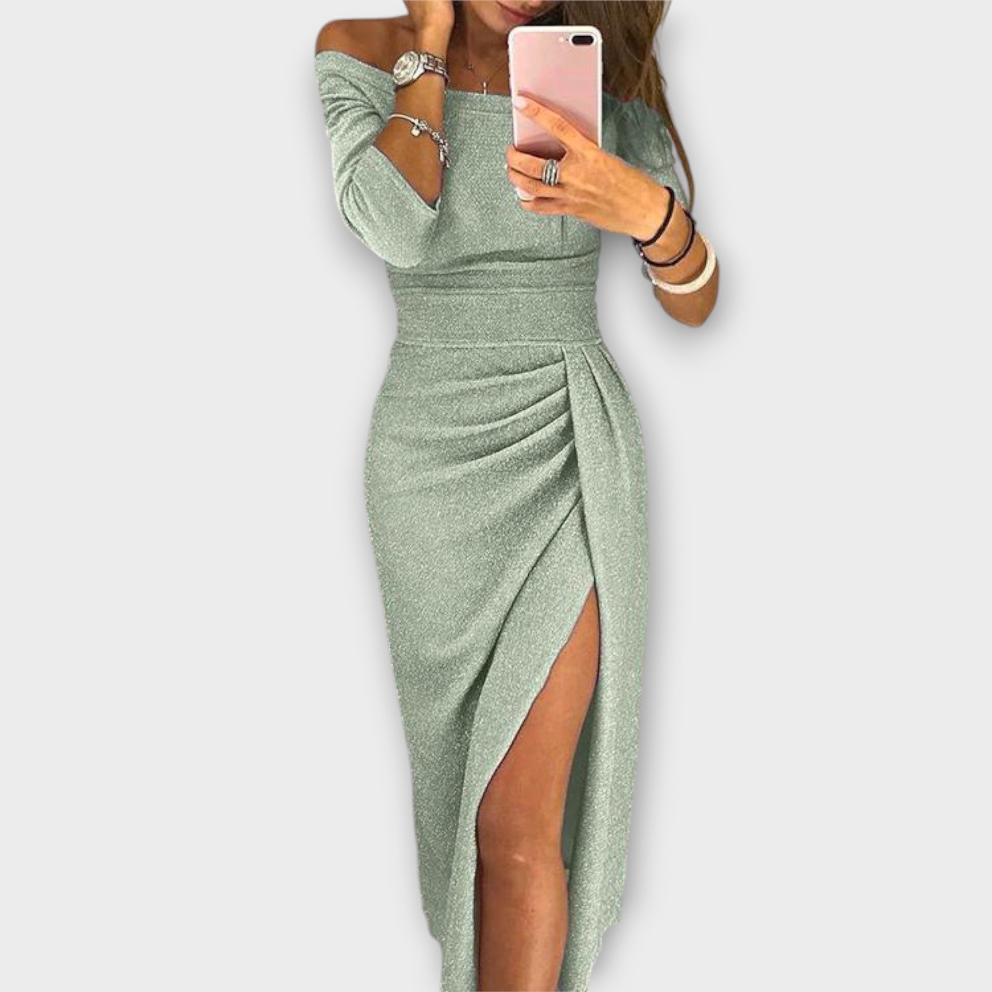 Rochie elegantă cu umerii la vedere