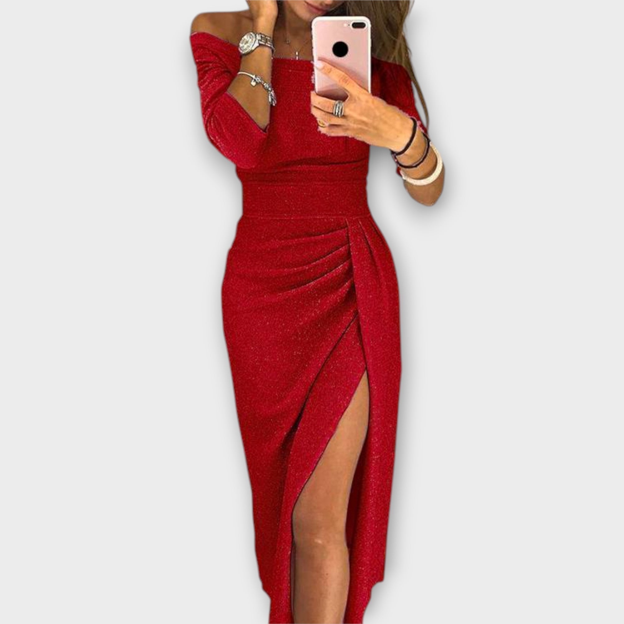 Rochie elegantă cu umerii la vedere