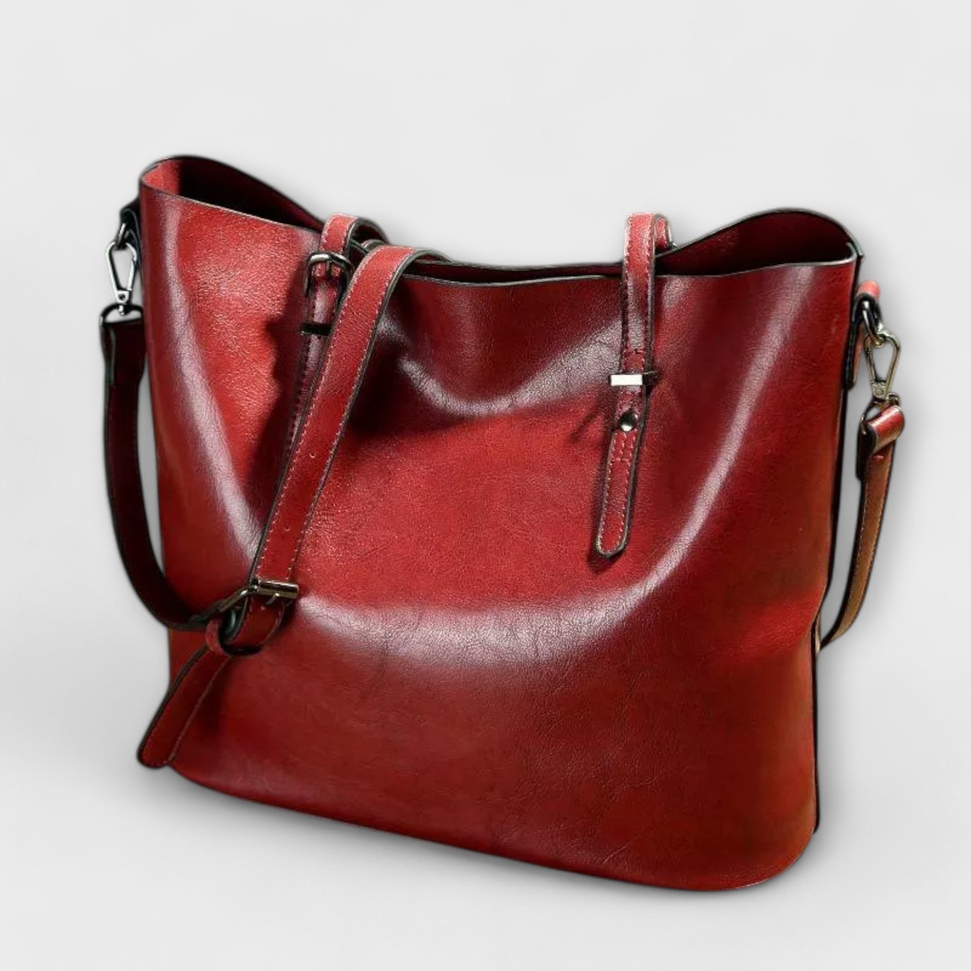 Elegant and spacious shoulder bag