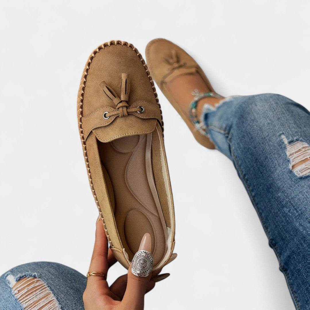 Elegant loafers with fringes