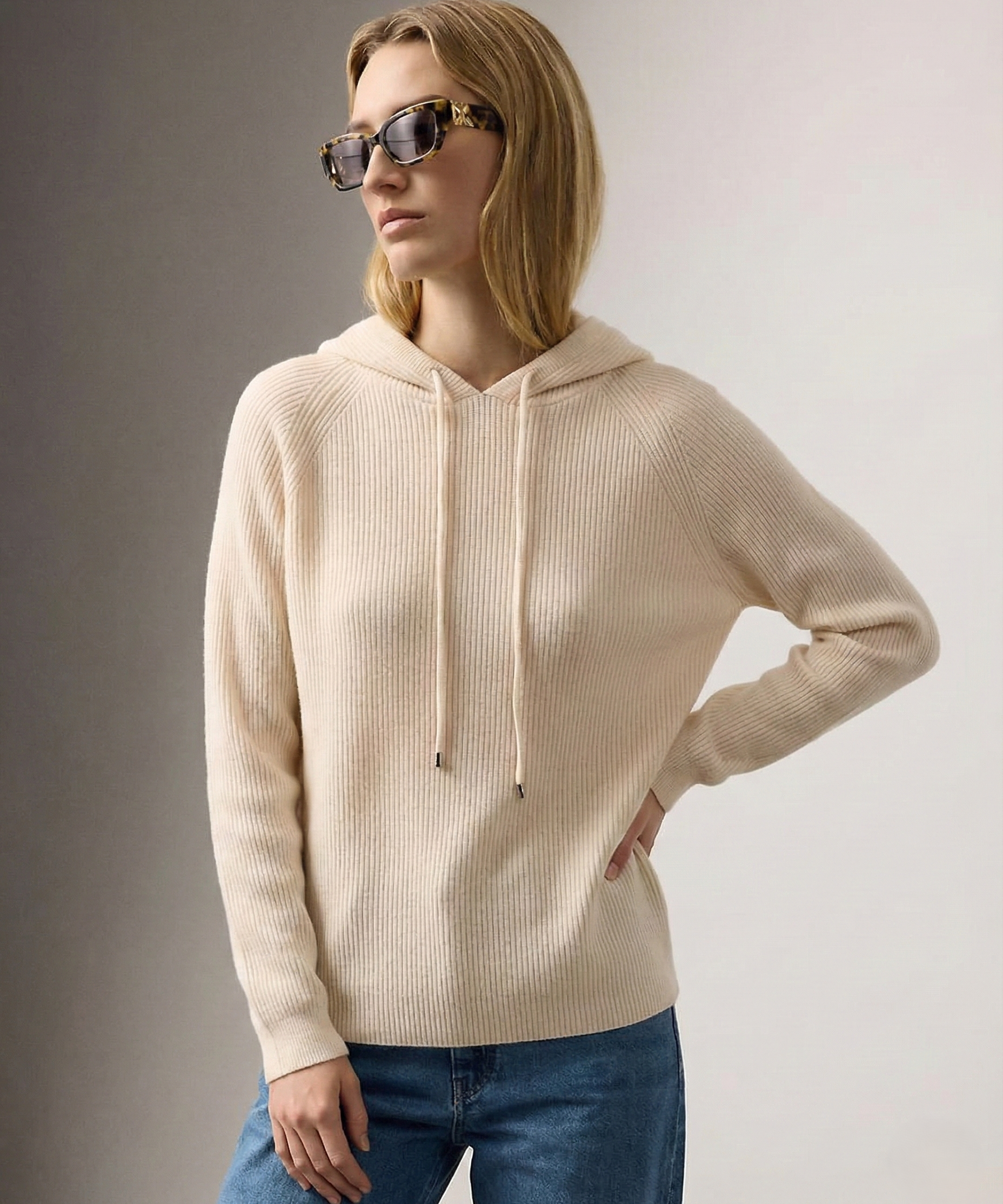 Classic hoodie for women in an urban style
