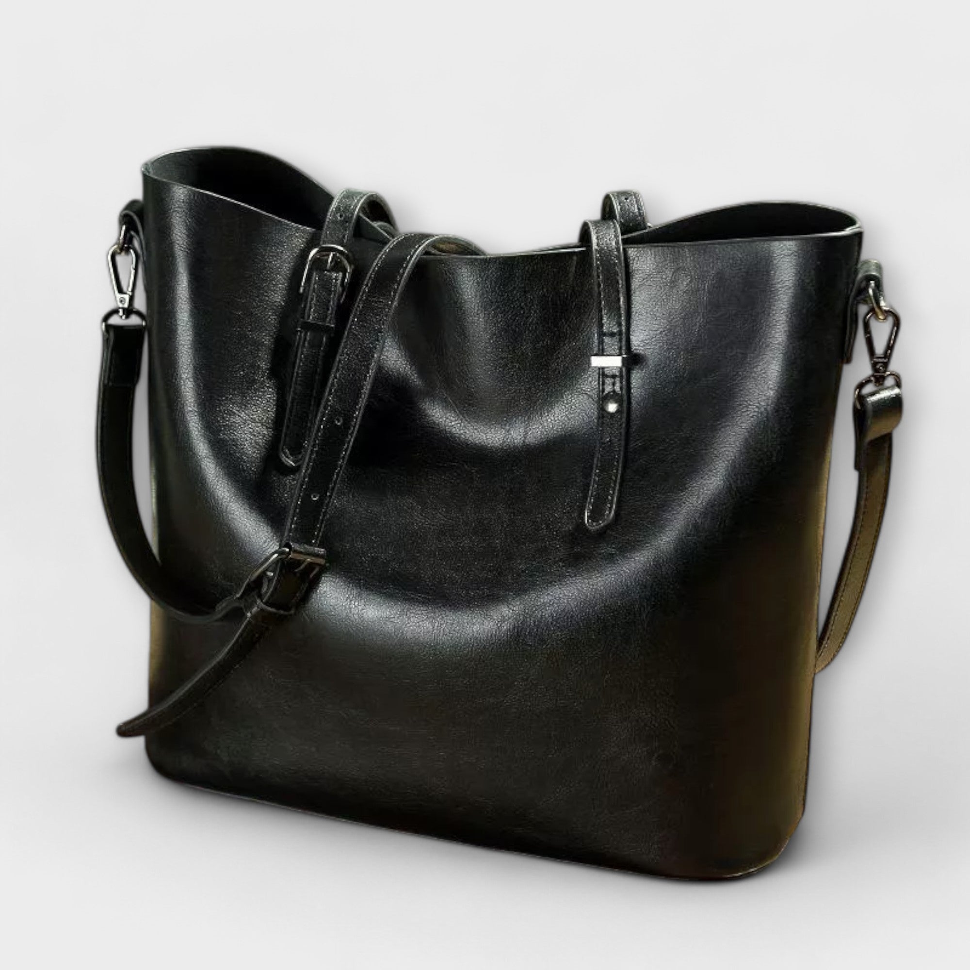 Elegant and spacious shoulder bag