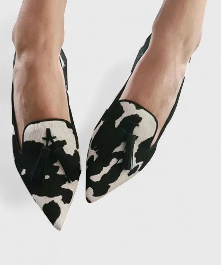 Elegant loafers with pointed toe and two-tone design