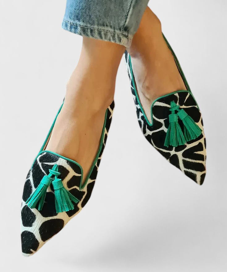 Elegant loafers with pointed toe and two-tone design